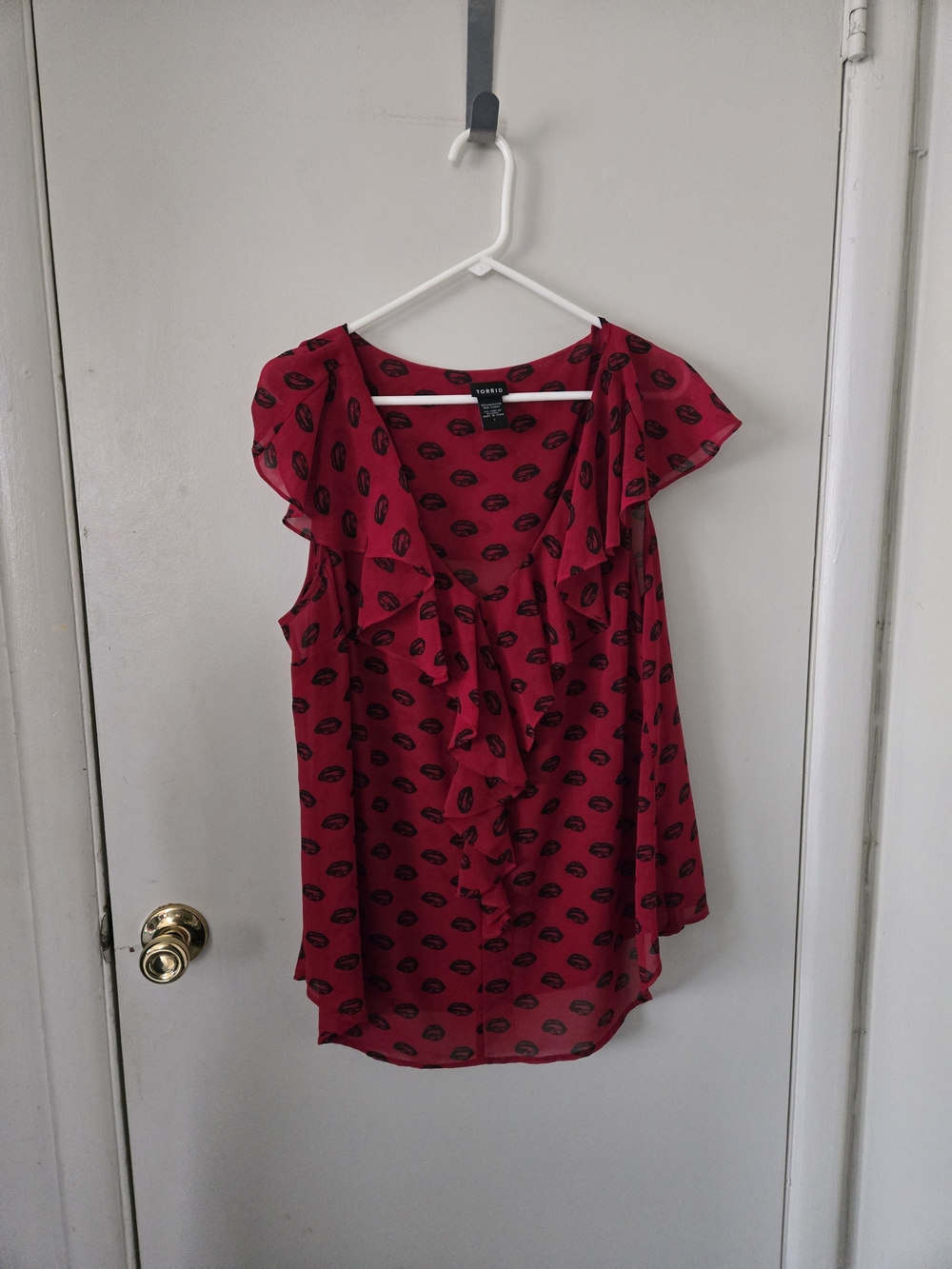 torrid Red Ruffled V-Neck Lip-Print Sleeveless Top